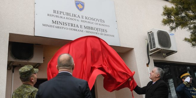 Kryeministri Haradinaj, ministri Berisha, komandanti Rama zbuluan pllakën me mbishkrimin “Ministria e Mbrojtjes”