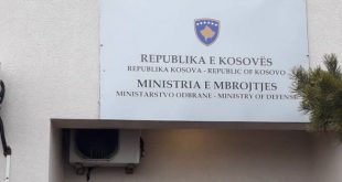 Të enjten disa të rinj protestojnë para Ministrisë së Mbrojtjes për parregullsitë në konkursin e fundit në FSK