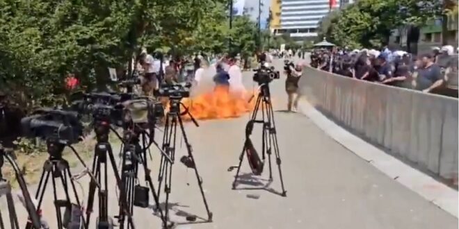 Çarten dhe egërsohen marrëzisht militantë e Sali Berishës, të cilët gjatë protestës kanë sulmuar brutalisht edhe gazetarë