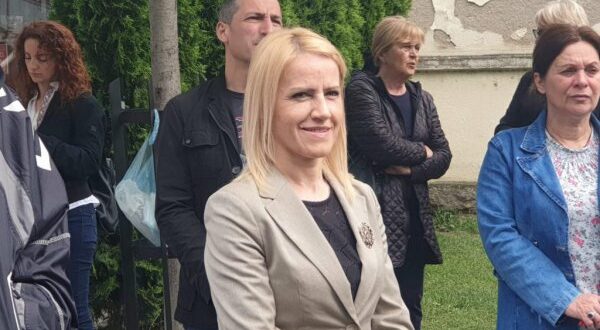 Sot para protestuesve, në Zveçan foli Natasha Aksenitijeviq, nga Autoriteti i Përkohshëm Komunal, i cili punon në sistemin serb