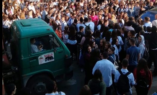 Nxënësit e Gjimnazit të Shkencave Shoqërore “Ahmet Gashi”, në Prishtinë, protestuan kundër mbylljes së shkollës së tyre