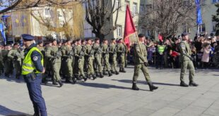 Mijëra qytetarë të vendit tonë dolën në sheshet e kryeqytetit të Kosovës për të shënuar 15-vjetorin e shpalljes së Pavarësisë