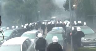 Pas thirrje së deputetëve të PD-së, ka ndërhyrë policia e Shtetit dhe i ka shpërndarë protestuesit para selisë së saj, në Tiranë