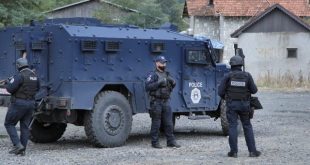 Amerika kërkon nga Kosova që sa më parë ta zhbllokojë situatën ne kufi me Serbinë, që do të thotë tërheqja e policisë