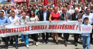 Në Deçan u mbajt protestë gjithëpopullore kundër faljes së tokave Manastirit serb