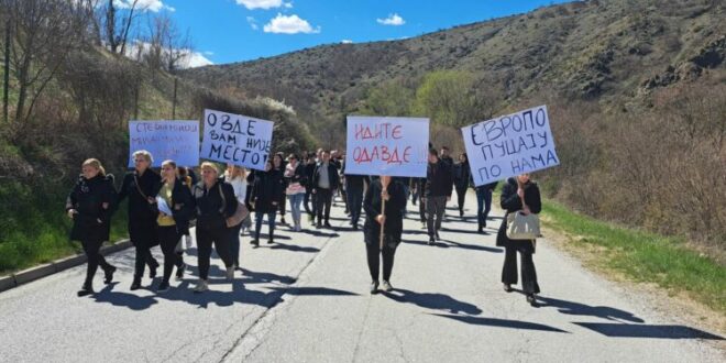 Te ura e Bistricës, një pjesë e qytetarëve serbë të veriut të Kosovës kanë mbajtur protestë për shkak të plagosjes së Milan Jovanoviqit