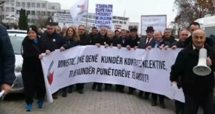 Sindikata e Bashkuar e Arsimit, Shkencës dhe Kulturës së Kosovës ka mbajtur protestë në shenjë pakënaqësie ndaj qeverisë