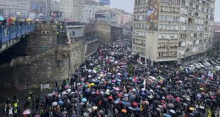 Kryeministri i Serbisë, Millosh Vuçeviq, ka dhënë dorëheqje të parevokueshme, pasi protestuesit kanë vërshuar në gjithë vendin