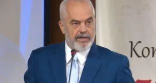 Edi Rama i falënderon të rinjtë nga Kosova të cilët ishin pjesë e ceremonisë gjatë vizitës se kryetarit amerikan Bill Clinton