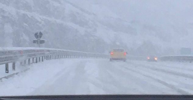 Autostrada që përshkon Shqipërinë dhe Kosovën kalohet me shumë vështirësi që sa vijnë e rriten