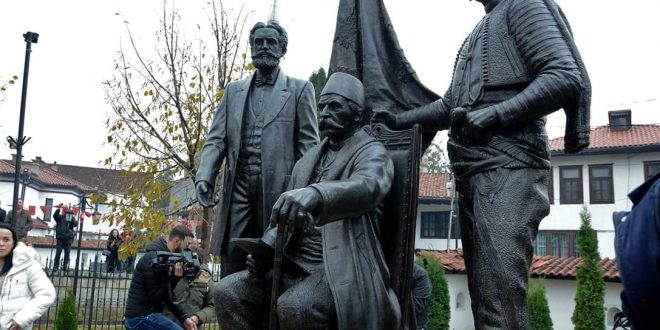 Në Prizren sot është përuruar shtatorja e heronjve Abdyl Frashërit, Ymer Prizrenit dhe Sulejman Vokshit