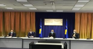 Kryeministri Hoti i shoqëruar nga ministrat Zemaj, Veseli dhe Reçica takohet me Sindikatën e Infermierëve