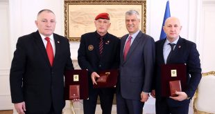 Kryetari Thaçi i dekoron me Medaljen Presidenciale veteranët e luftës së Kosovës dhe Kroacisë