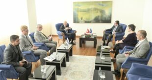 Kryeministri Kurti priti në takim ambasadorin e Zvicrës, Thomas Kolly dhe ambasadorin e OSBE-së Michael Davenport