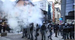 Policia përdori dhunë kundër protestuesve të PSD-së, të cilët kundërshtuar ardhjen në Prishtinë të zonjës Trendafilova