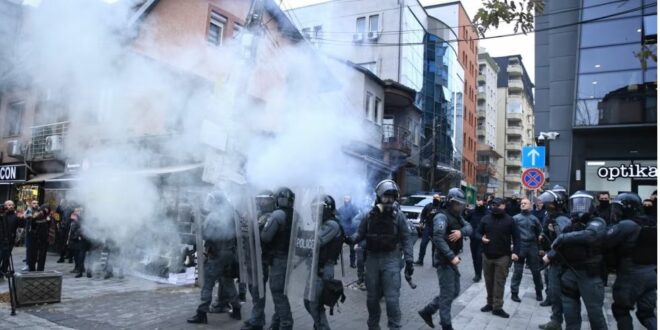 Policia përdori dhunë kundër protestuesve të PSD-së, të cilët kundërshtuar ardhjen në Prishtinë të zonjës Trendafilova