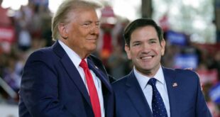 Presidenti i ri i SHBA-së, Donald Trump, po përflitet se ka zgjedhur Senatorin Marco Rubio për postin e sekretarit të Shtetit, duke i besuar atij rolin më të lartë në politikën e jashtme amerikane. Rubio, senator republikan nga Florida, është i njohur për qëndrimet e tij të ashpra në disa çështje ndërkombëtare dhe ka një histori të mbështetjes për Kosovën. Në çështjen e Kosovës, Rubio ka treguar mbështetje të vazhdueshme për njohjen e saj ndërkombëtare. Në vitin 2021, Rubio përshëndeti njohjen e Kosovës nga Izraeli, një njohje e arritur në kuadrin e Marrëveshjes së Washingtonit gjatë presidencës së parë të Trump. Rubio ka folur për ndërhyrjen e SHBA-së në Kosovë dhe për rëndësinë e ndaljes së spastrimit etnik nga regjimi i Millosheviqit, duke e krahasuar atë me të kaluarën e errët të botës. Rubio ka takuar liderë kosovarë, përfshirë ish-presidentin Hashim Thaçi, me të cilin ka diskutuar për transformimin e FSK-së në ushtri dhe për përpjekjet e Kosovës për anëtarësim në NATO, BE dhe OKB.