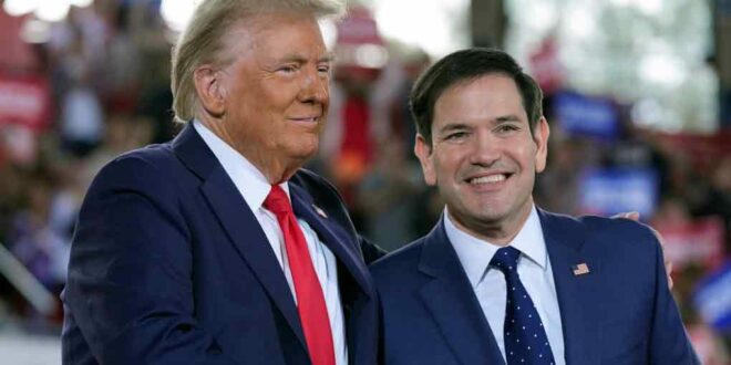 Presidenti i ri i SHBA-së, Donald Trump, po përflitet se ka zgjedhur Senatorin Marco Rubio për postin e sekretarit të Shtetit, duke i besuar atij rolin më të lartë në politikën e jashtme amerikane. Rubio, senator republikan nga Florida, është i njohur për qëndrimet e tij të ashpra në disa çështje ndërkombëtare dhe ka një histori të mbështetjes për Kosovën. Në çështjen e Kosovës, Rubio ka treguar mbështetje të vazhdueshme për njohjen e saj ndërkombëtare. Në vitin 2021, Rubio përshëndeti njohjen e Kosovës nga Izraeli, një njohje e arritur në kuadrin e Marrëveshjes së Washingtonit gjatë presidencës së parë të Trump. Rubio ka folur për ndërhyrjen e SHBA-së në Kosovë dhe për rëndësinë e ndaljes së spastrimit etnik nga regjimi i Millosheviqit, duke e krahasuar atë me të kaluarën e errët të botës. Rubio ka takuar liderë kosovarë, përfshirë ish-presidentin Hashim Thaçi, me të cilin ka diskutuar për transformimin e FSK-së në ushtri dhe për përpjekjet e Kosovës për anëtarësim në NATO, BE dhe OKB.