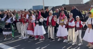 Kryeministri Edi Rama, i shoqëruar nga Ministrja për Infrastrukturën dhe Energjinë, Belinda Balluku, mori pjesë këtë të hënë në inaugurimin e Urës së Madhe në Kukës. Inaugurimi i urës në Kukës, u bë me një prani të madhe të qytetarëve, si dhe me grupe folklorike valltarësh të cilët performonin për të pranishmit. Rama nënvizoi se Ura e Madhe e Kukësit është njëra nga veprat më të rëndësishme infrastrukturore në veri, që çliron përfundimisht qarkullimin në zonë. “Hapet ura e madhe e Kukësit, një vepër mbresëlënëse, e cila çliron përfundimisht qarkullimin anësor prej vitesh dhe i jep një përgjigje kuptimplotë të gjitha qyqeve që mbushën rrjetet sociale me vrer lajmesh të rreme, ndërkohë që po siguroheshin edhe akseset e komuniteteve përreth”, shkruan Rama në reagimin e tij në rrjete sociale.