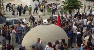 Ilir Muharremi: Ju kujtohet skulptura e vezës pranë Teatrit Kombëtar?