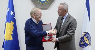 Drejtori i Përgjithshëm i Policisë së Kosovës Rashit Qalaj, ka pritur në një takim, ambasadorin William Walker