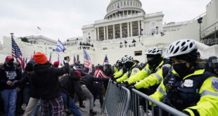 Derisa amerikanët presin rezultatet e zgjedhjeve, Uashingtoni është në gatishmëri të lartë për dhunë të mundshme nga mbështetësit e Donald Trump, nga frika e një përsëritjeje të trazirave të Kapitolit në vitin 2021. Distrikti i Kolumbisë po përgatitet për një tjetër sulm të dhunshëm të mbështetësve të Trump nëse ai humbet përballë kandidates Kamala Harris. Kompleksi i Shtëpisë së Bardhë duket si një kështjellë, shkruan Euronews. Masave të rrepta tashmë ekzistuese të sigurisë u është shtuar një gardh metalik i zi me më shumë se dy metra lartësi. Autoritetet federale dhe lokale kanë frikë nga skenat që të kujtojnë sulmin në Kapitol më 6 janar 2021. Atë ditë, një turmë plaçkiti sallat e Kongresit, pasi ish-presidenti humbi zgjedhjet. Trump tashmë ka filluar të vërë në dyshim integritetin e votave edhe para se të numërohen fletëvotimet, veçanërisht në Gjeorgjia.