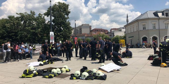 Zjarrfikësit janë ndarë të zhgënjyer dhe të revoltuar me mospërmushjen e premtimeve nga Qeveria